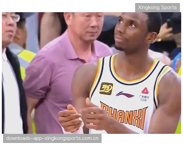 NBA球星背扣致胜，篮筐差点被他扯下来